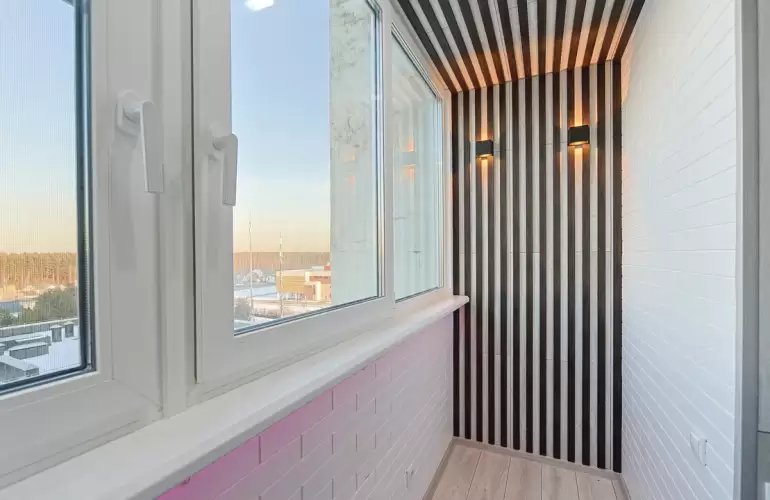 Отделка рейками эркерного балкона с утеплением