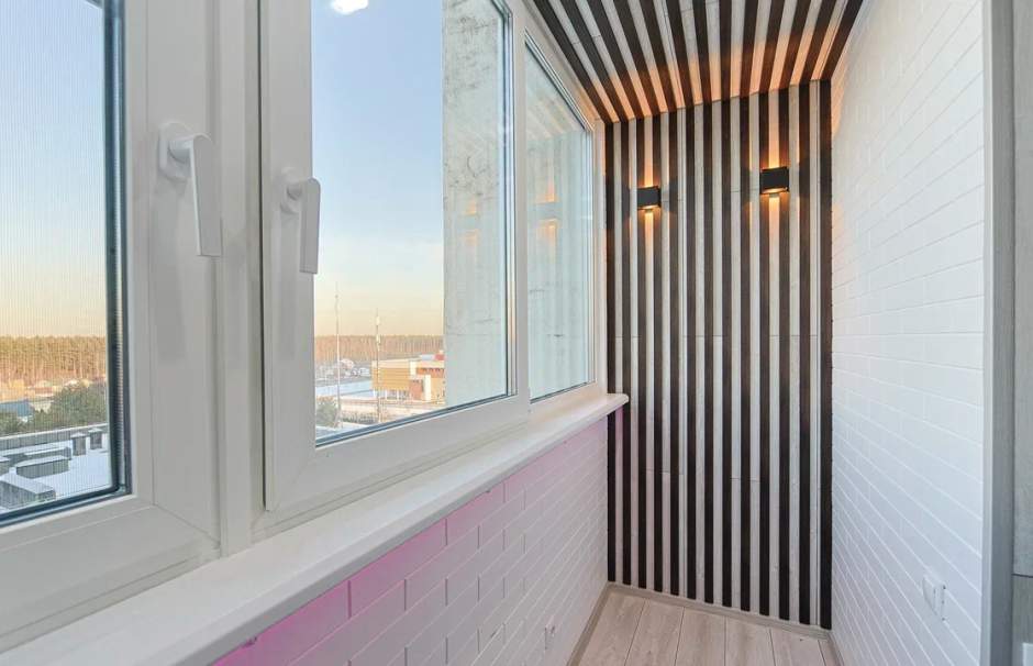 Отделка рейками эркерного балкона с утеплением