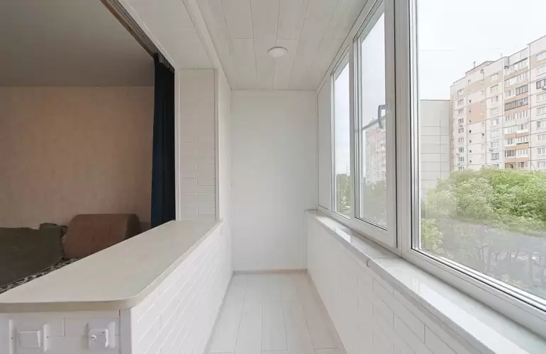 Объединение балкона с комнатой и отделка стеновым паркетом