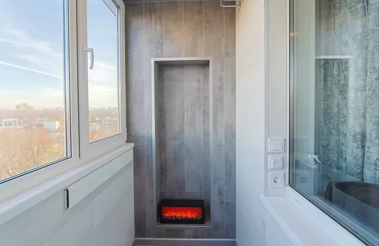 Отделка балкона ламинатом двух цветов