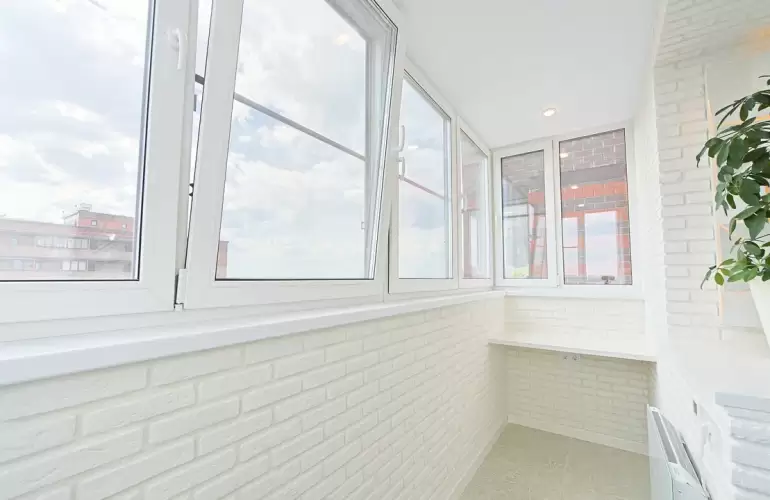 Отделка П-образного балкона искусственным камнем с утеплением